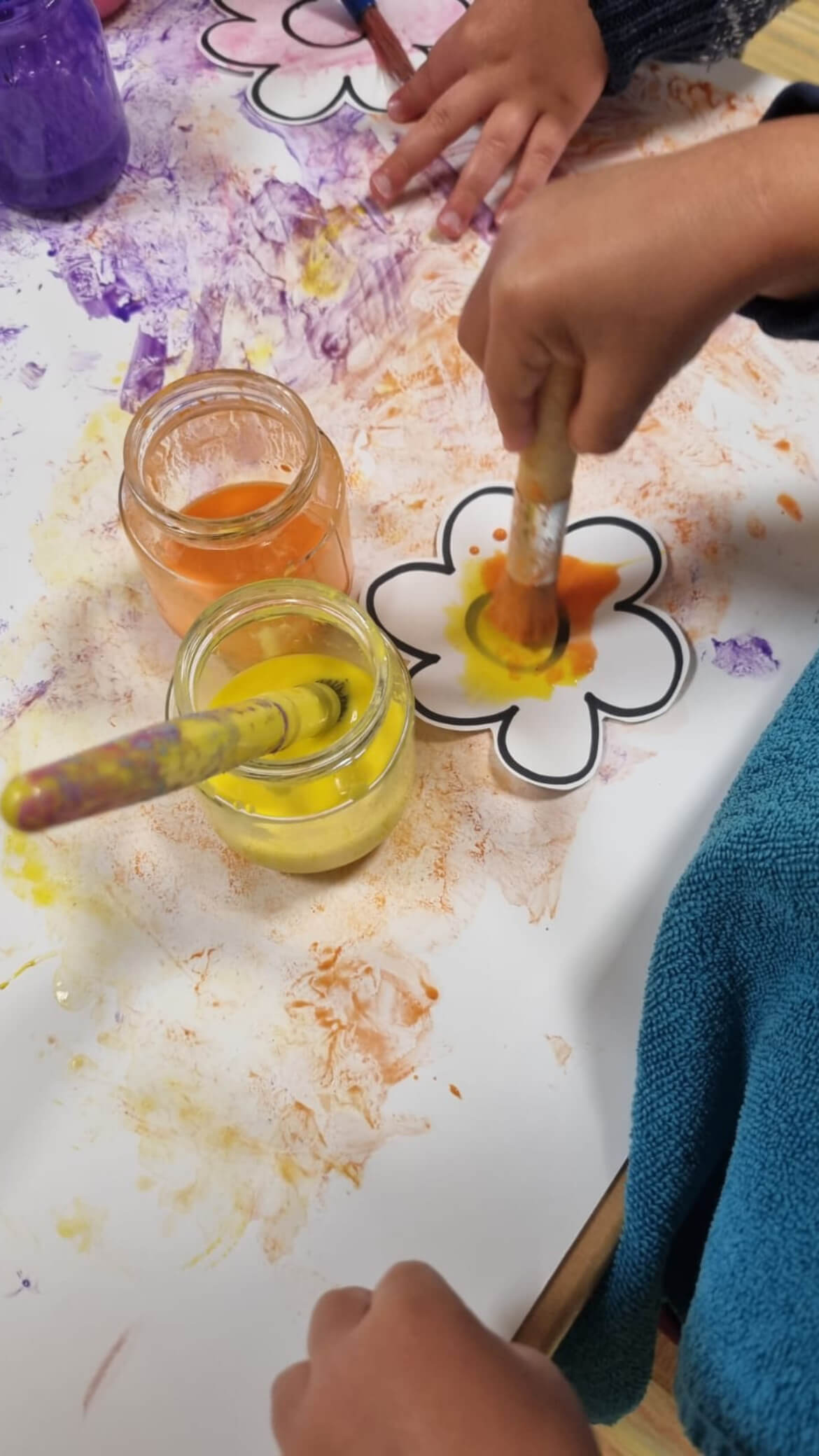 Peinture - Activité - GDL Enfant participant à une activité peinture dans la micro-crèche Graines et Compagnie de Jaulgonne