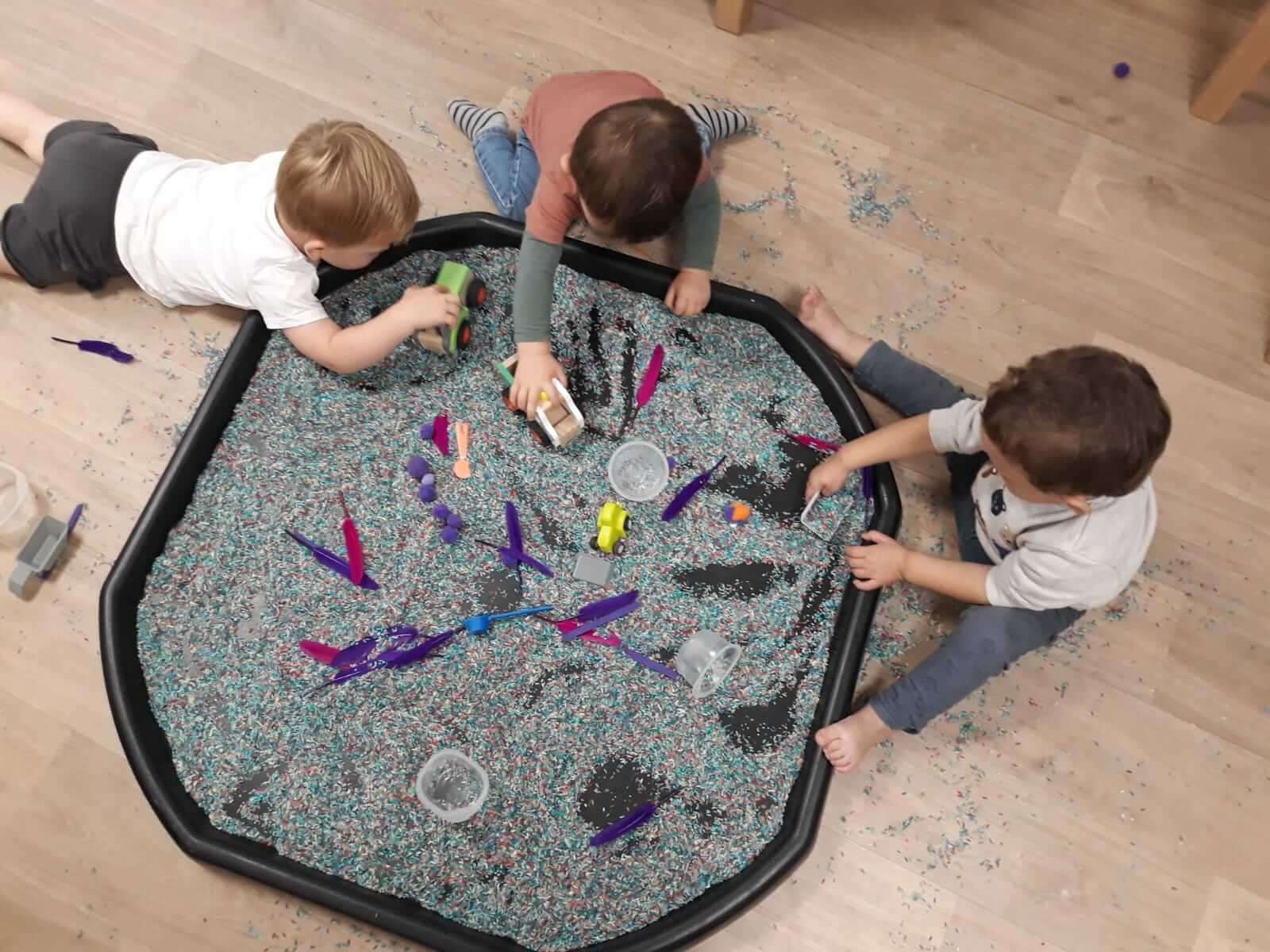 Bac sensoriel 2025 - Activiés - GDL Enfant participant à des activités de découverte sensorielle dans la micro-crèche Graines et Compagnie de Condé en Brie