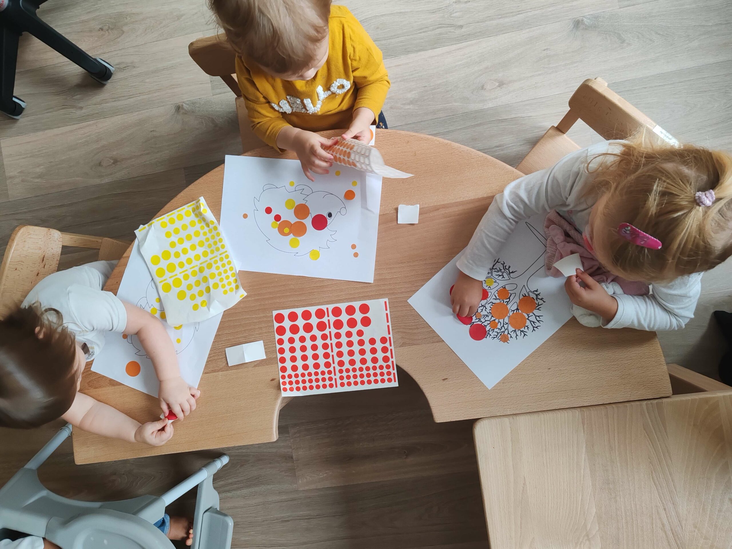 Gommettes 2024 - Activités - GDL Enfant participant à une activité gommettes dans la micro-crèche Graines et Compagnie de Jaulgonne