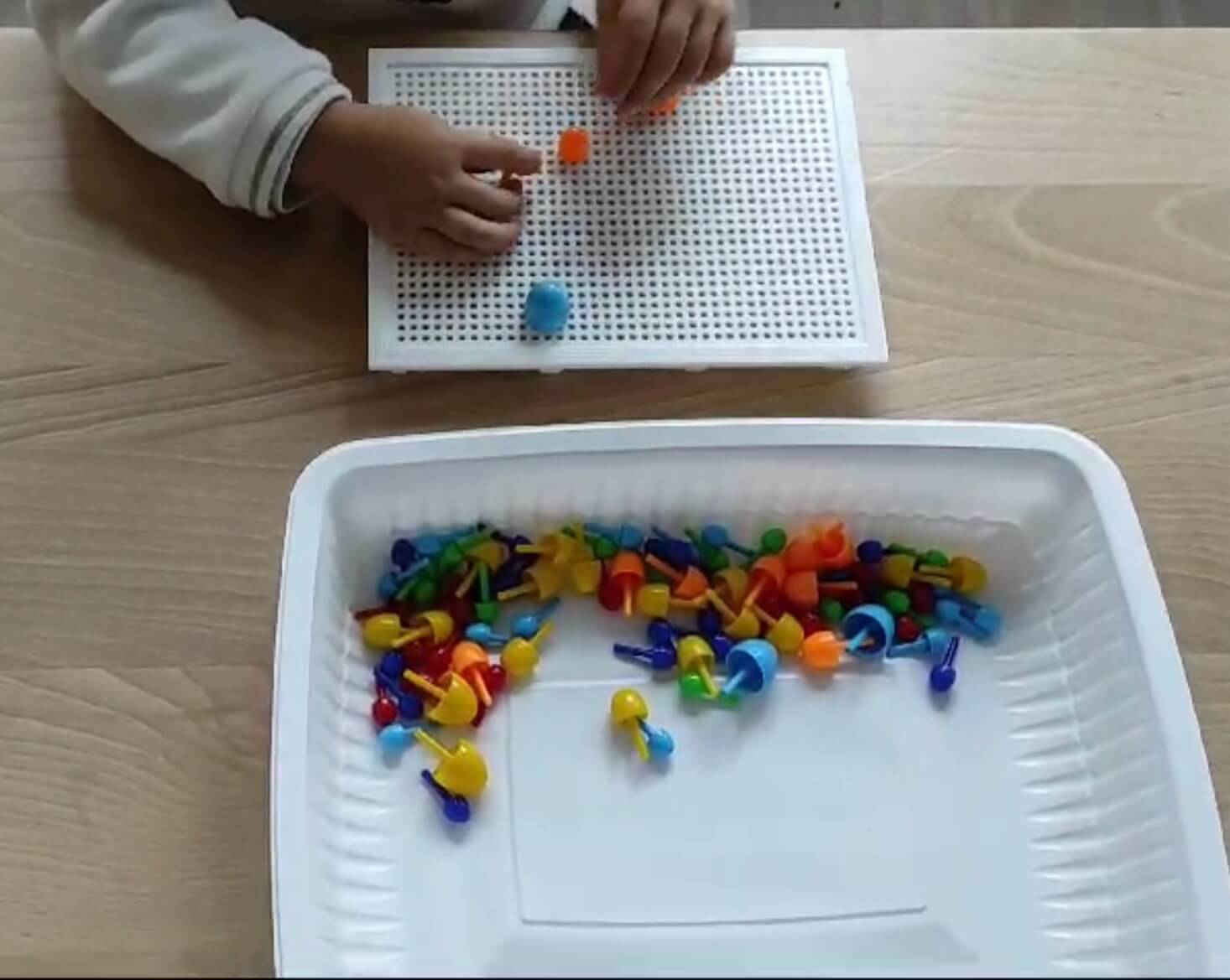 Manipuation - Activités - GDL Enfant participant à des activités sur plateau dans la micro-crèche Graines et Compagnie de Jaulgonne