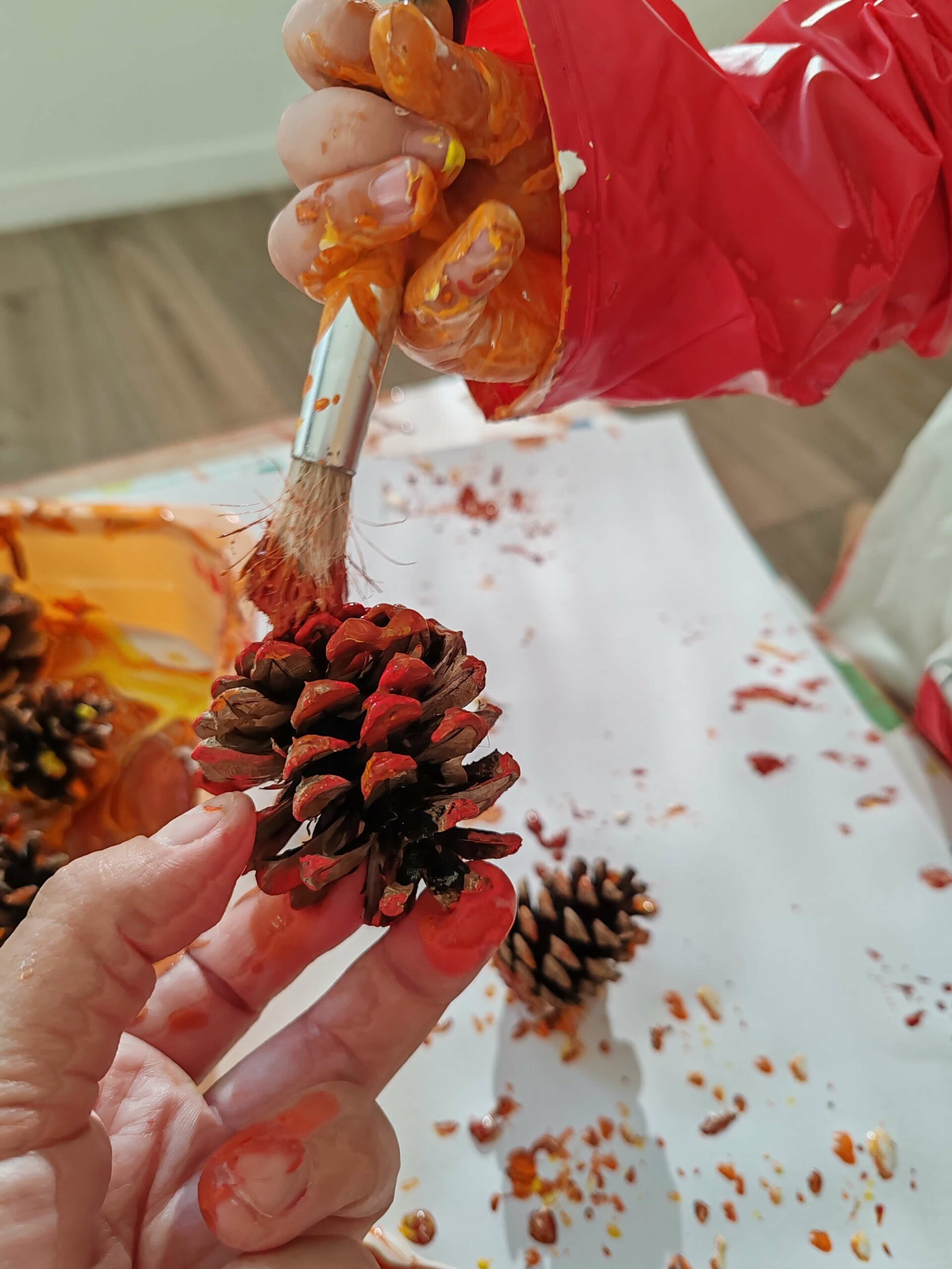 Peinture 10.24 - Activités - GDL Enfant participant à une activité peinture dans la micro-crèche Graines et Compagnie de Jaulgonne