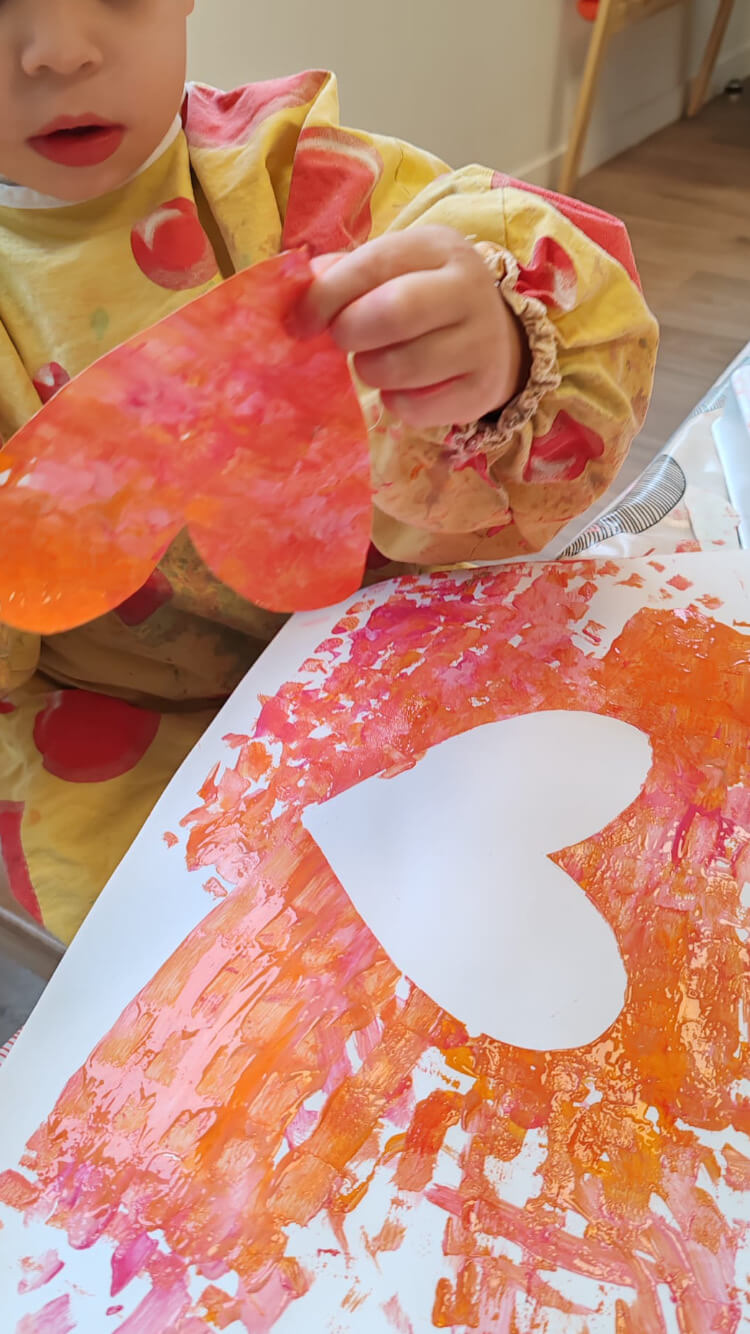Peinture Coeur - Activités - GDL Enfant participant à une activité peinture dans la micro-crèche Graines et Compagnie de Jaulgonne