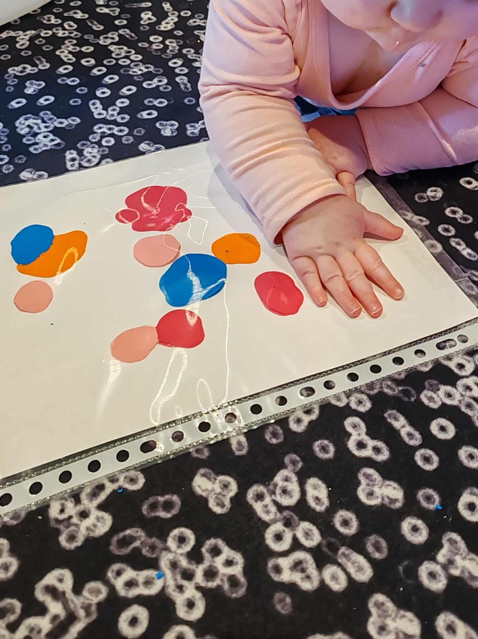 Peinture propre 2023 - Activités - GDL bébé participant à une activité peinture propre dans la micro-crèche Graines et Compagnie de Jaulgonne