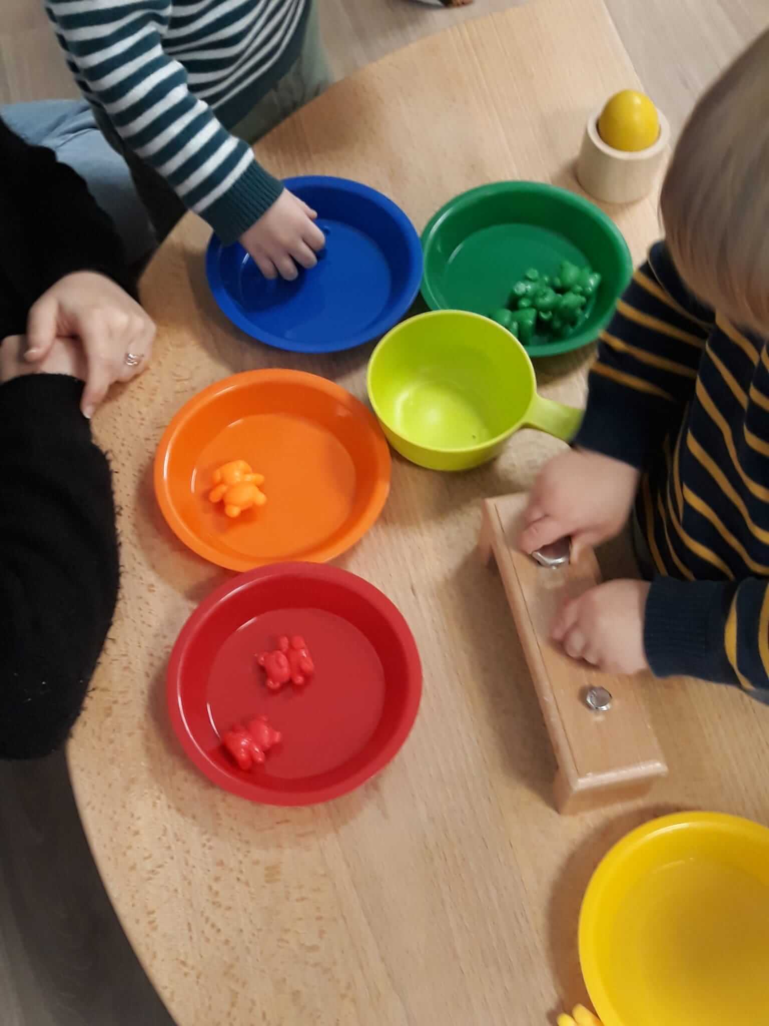 Tri des couleurs 2024 - Activités - GDi Enfants participant à une activité tri des couleurs dans la micro-crèche Graines et Compagnie de Condé en Brie